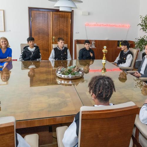 240924_flag_football_besuch_rathaus-1