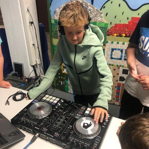 DJ-8
