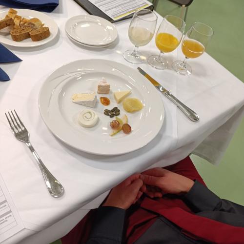 Das Bild zeigt einen schön gedeckten Tisch