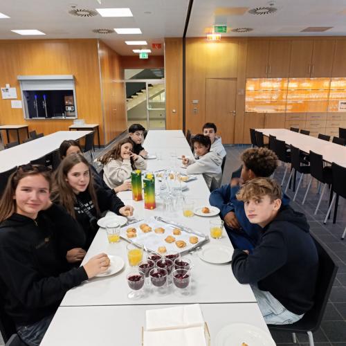 Das Bild zeigt Schüler*innen an einem Tisch