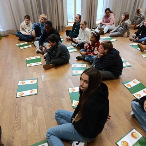 Bild zeigt Schüler*innen beim Energieworkshop