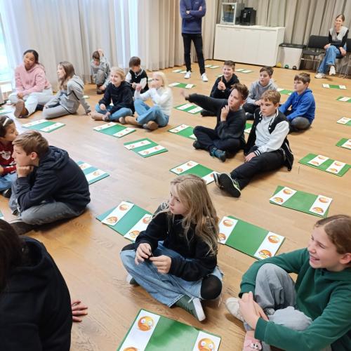 Bild zeigt Schüler*innen beim Energieworkshop