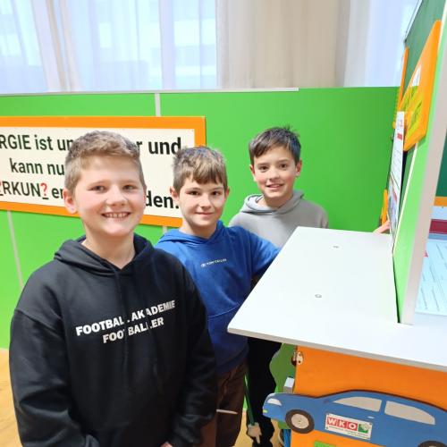 Bild zeigt Schüler*innen beim Lösen einer Aufgabe