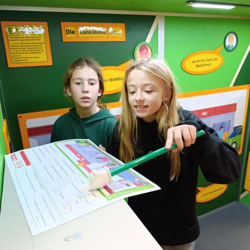 Bild zeigt Schüler*innen beim Lösen einer Aufgabe