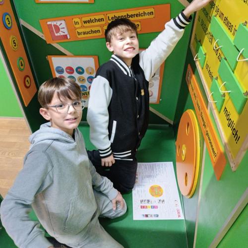 Bild zeigt Schüler*innen beim Lösen einer Aufgabe