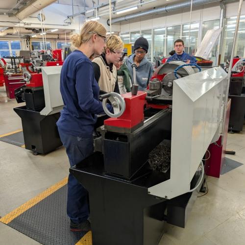 Das Bild zeigt Schüler*innen an Geräten