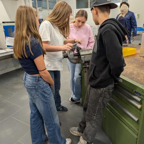 Das Bild zeigt Schüler*innen an Geräten