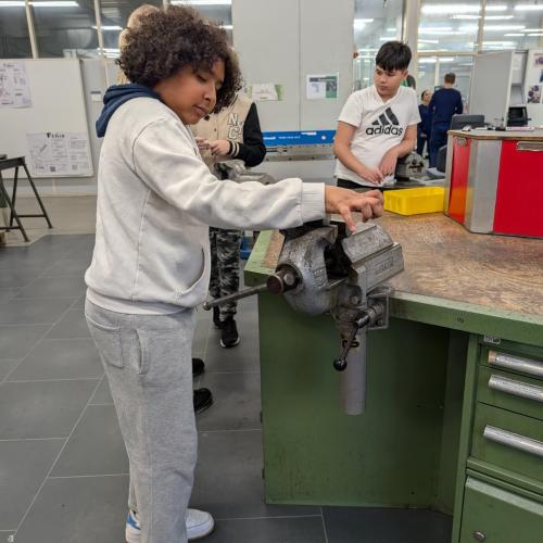 Das Bild zeigt Schüler*innen an Geräten