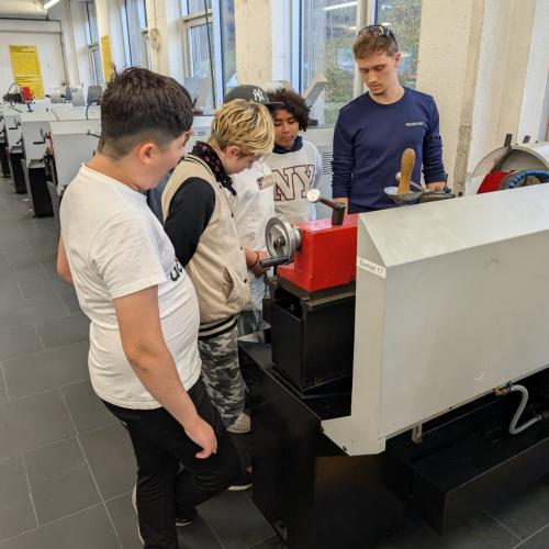 Das Bild zeigt Schüler*innen an Geräten