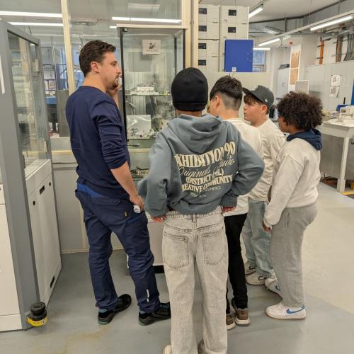 Das Bild zeigt Schüler*innen bei einer Führung