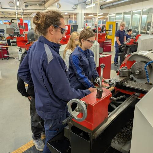 Das Bild zeigt Schüler*innen an Geräten