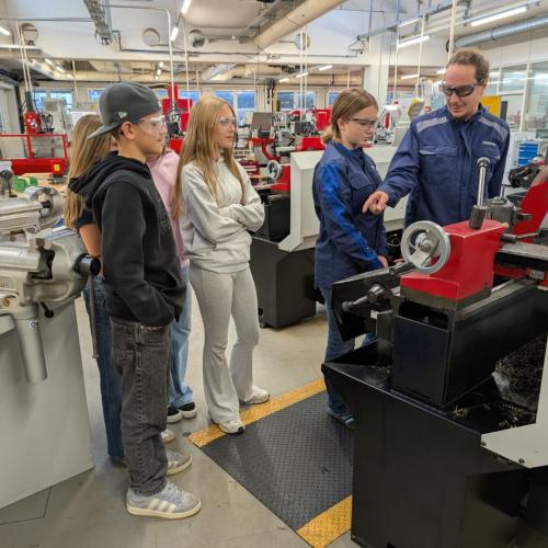 Das Bild zeigt Schüler*innen an Geräten