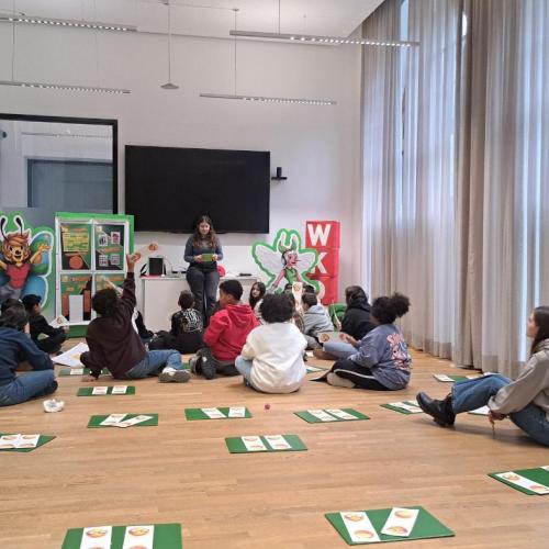 Kinder sitzen am Boden und lernen