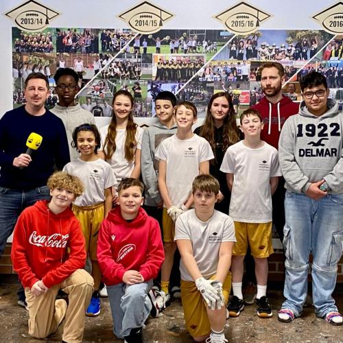 Bild zeigt: Die NFL-Experience-Mannschaft mit einem Reporter