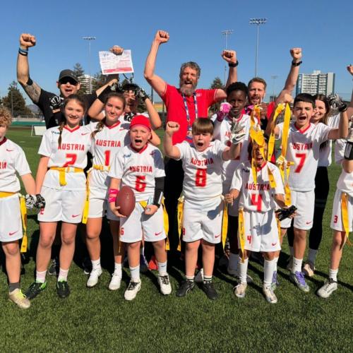 Das Bild zeigt das Team beim Jubeln