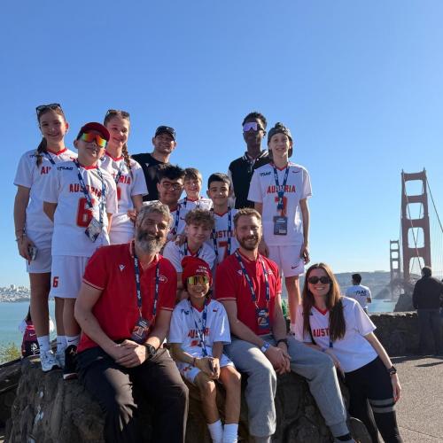 Bild zeigt das Team vor der Golden Gate Bridge