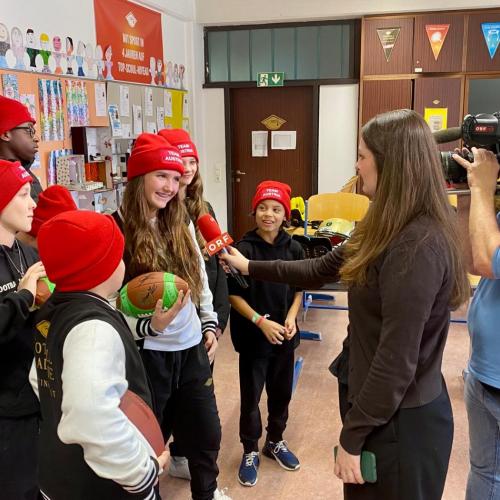 Bild zeigt das Team im Interview