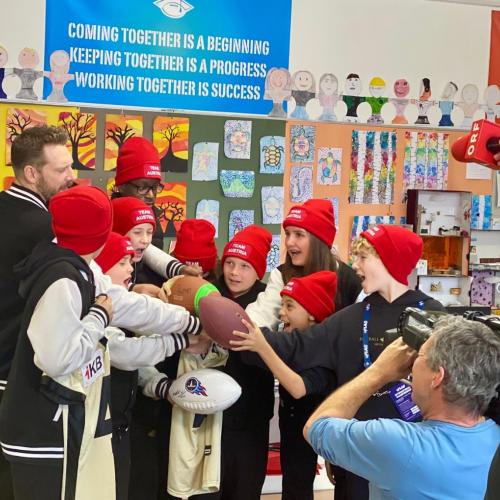 Bild zeigt das Team im Interview mit dem ORF