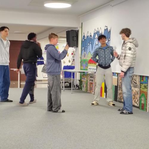 Bild zeigt: Schüler beim Filmen eines Reals