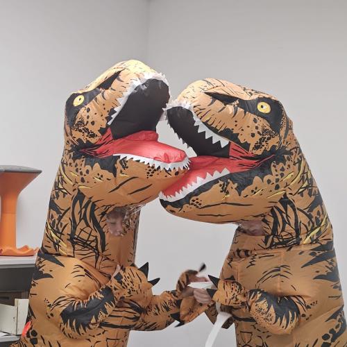 Bild zeigt zwei Schüler in Dino-Kostümen