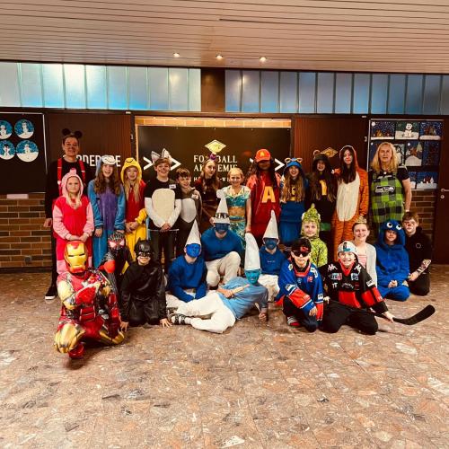 Bild zeigt eine kostümierte Klasse 