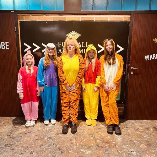 Bild zeigt Schülerinnen und eine Lehrerin in Winnie the Pooh Kostümen