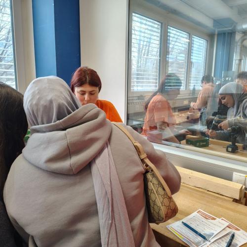 Bild zeigt Schülerinnen beim Bohren