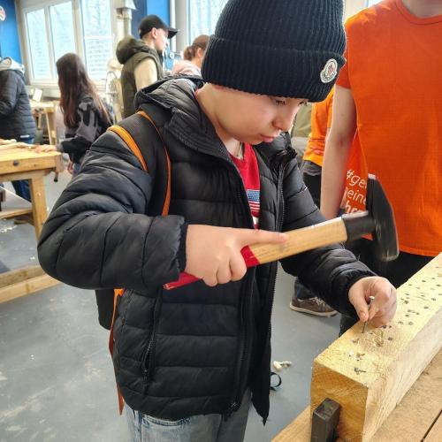 Bild zeigt Schüler beim Hämmern