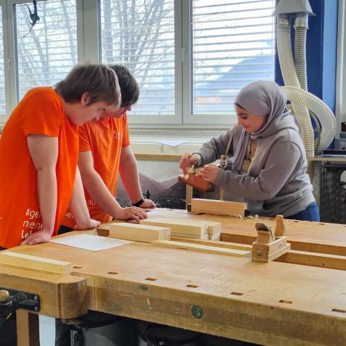 Bild zeigt eine Schülerin beim Hobeln