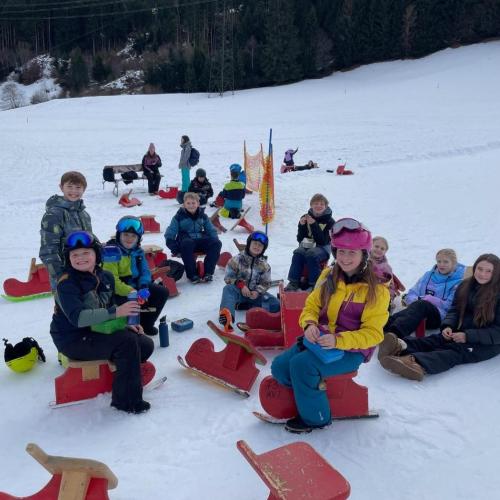 Bild zeigt SchülerInnen auf Klumpern