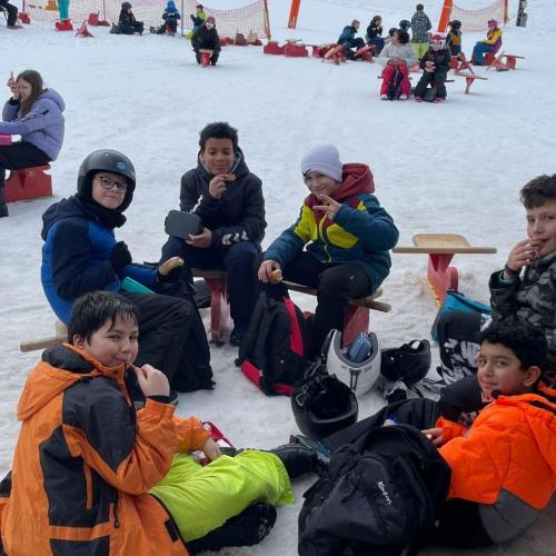 Bild zeigt SchülerInnen beim Jausnen