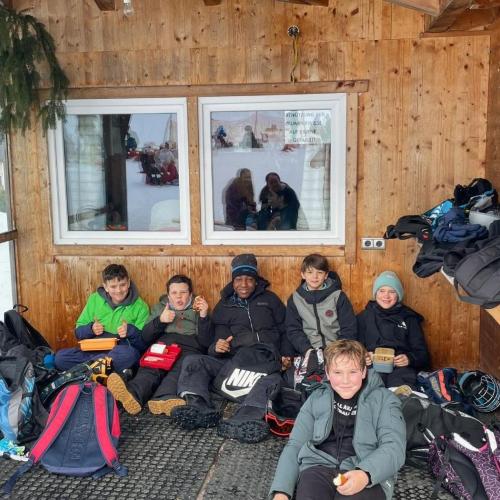 Bild zeigt SchülerInnen vor einer Hütte