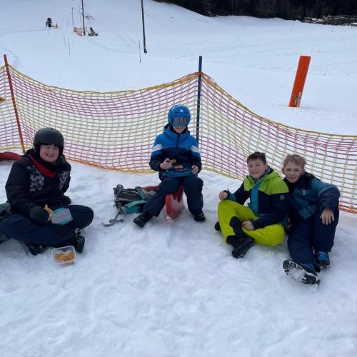 Bild zeigt SchülerInnen beim Rasten