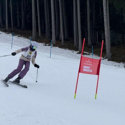 Bild zeigt eine Rennläuferin