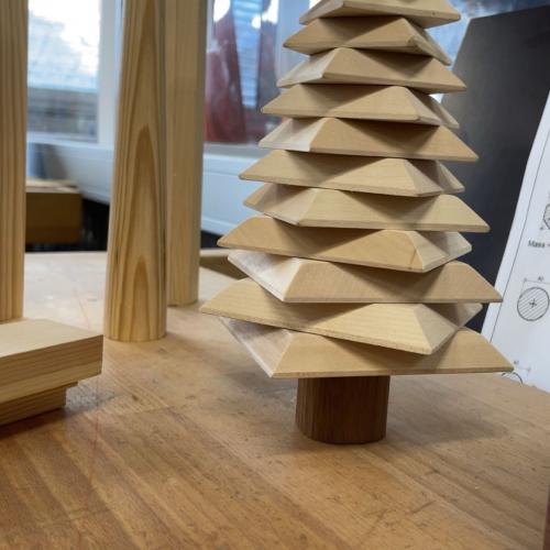 Bild zeigt ein Produkt der GWTirol, einen kleinen Tannenbaum aus Holz