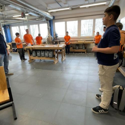 Das Bild zeigt die Tischlerei 