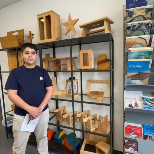 Das Bild zeigt einen Schüler vor Produkten der GWTirol