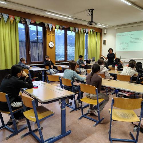 Bild zeigt die Vortragende in der Klasse