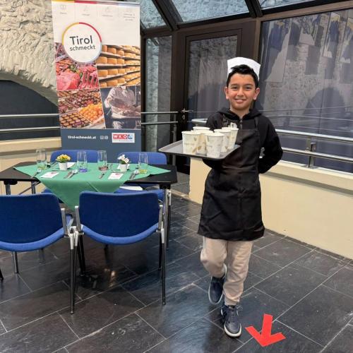 Das Bild zeigt einen Schüler beim Kellnern