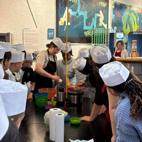 Das Bild zeigt die Schüler*innen beim Kochen