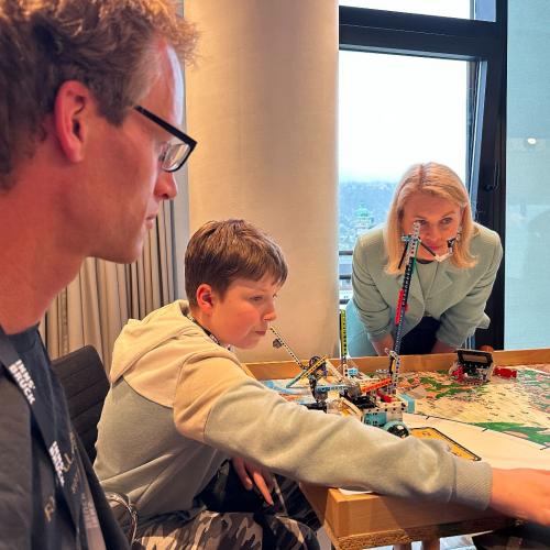 Das Bild zeigt die Vizebürgermeisterin, Frau Elisabeth Mayr, am Legotisch