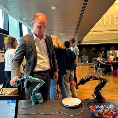 Das Bild zeigt den Herrn Bürgermeister, Herrn Johannes Anzengruber, mit dem Roboterarm