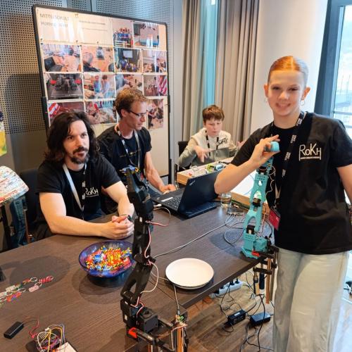 Das Bild zeigt Lehrer und SchülerInnen beim Präsentieren