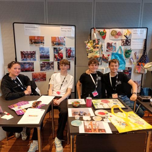 Das Bild zeigt unsere Schüler*innen beim Präsentieren