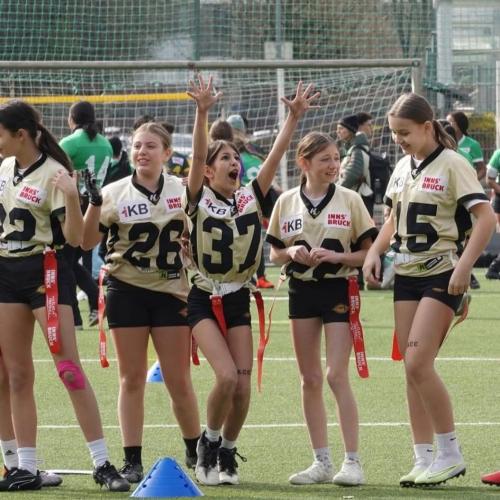 Das Bild zeigt mehrere Spielerinnen