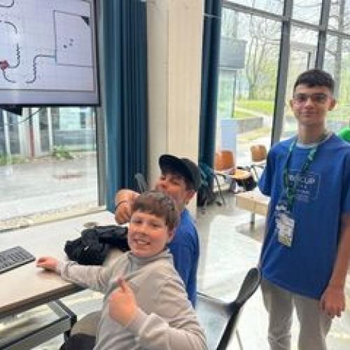 Bild zeigt Schüler an der Station