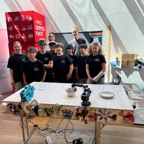 Bild zeigt die Schülergruppe mit dem Roboterarm