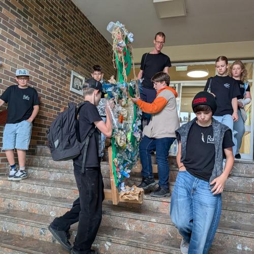 Bild zeigt die Schüler bei Vorbereitungen