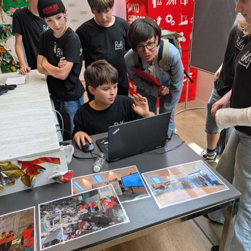 Bild zeigt die Schüler vor dem Computer