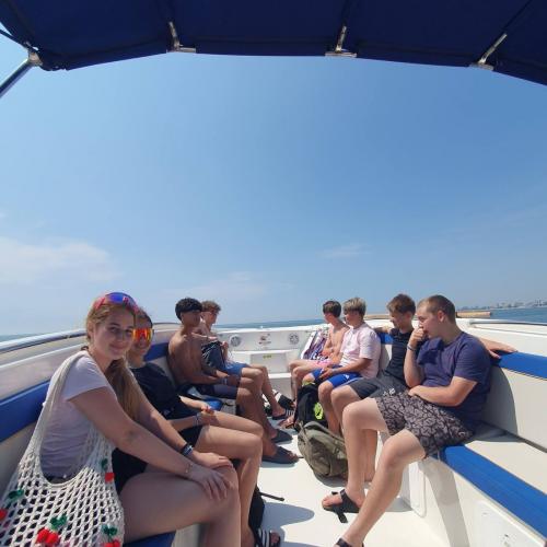 Das Bild zeigt die Schüler:innen auf einem Boot